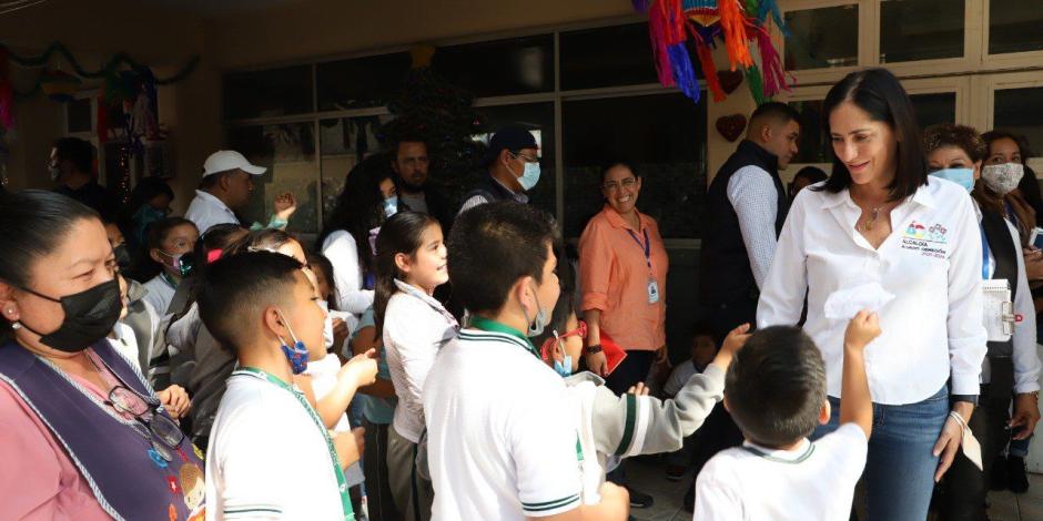 La alcaldesa Lía Limón con alumnos de escuelas de la demarcación.