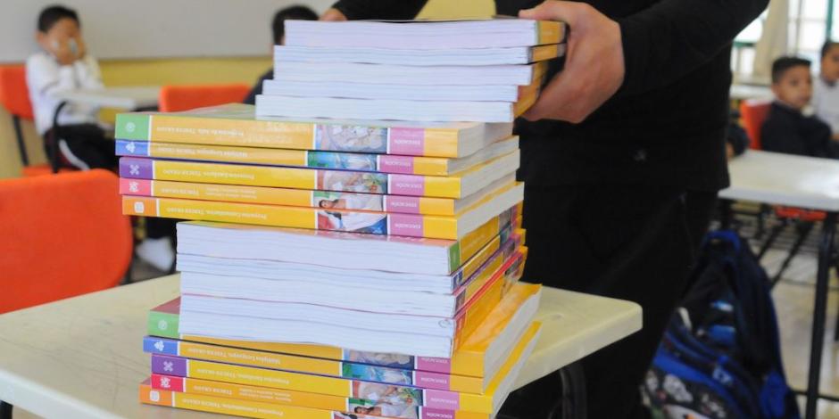 Los nuevos libros de texto en una escuela primaria de la Ciudad de México, ayer.