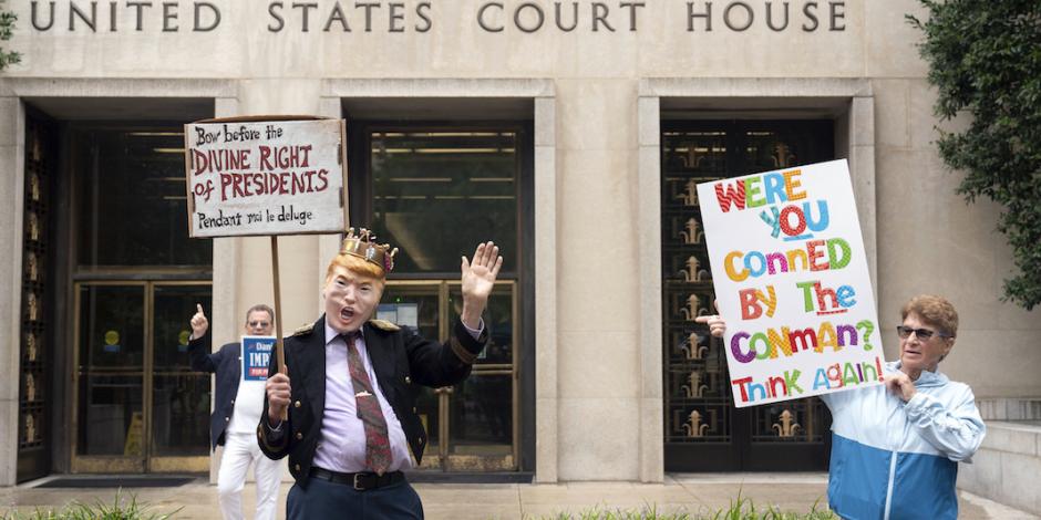 Detractores del republicano protestan afuera de un tribunal en Washington, ayer.