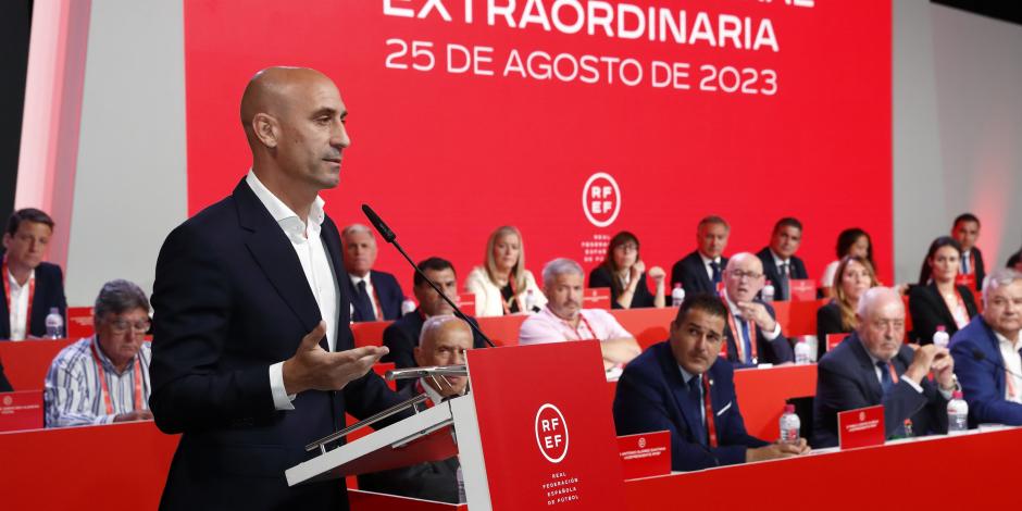 El presidente de la federación española de futbol, Luis Rubiales, durante una asamblea extraordinaria de la entidad, el viernes 25 de agosto de 2023, en Las Rozas, España.