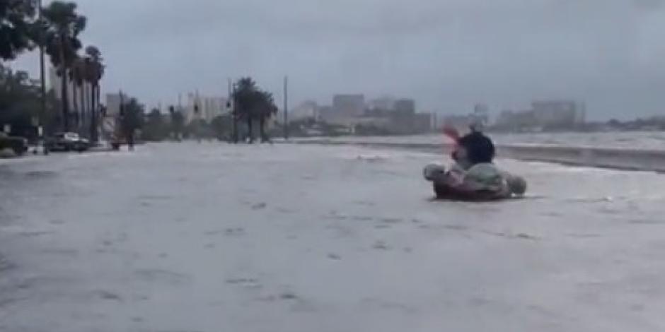 Un hombre navega sobre un enorme pato inflable por una de las zonas inundadas por el huracán Idalia en Florida.