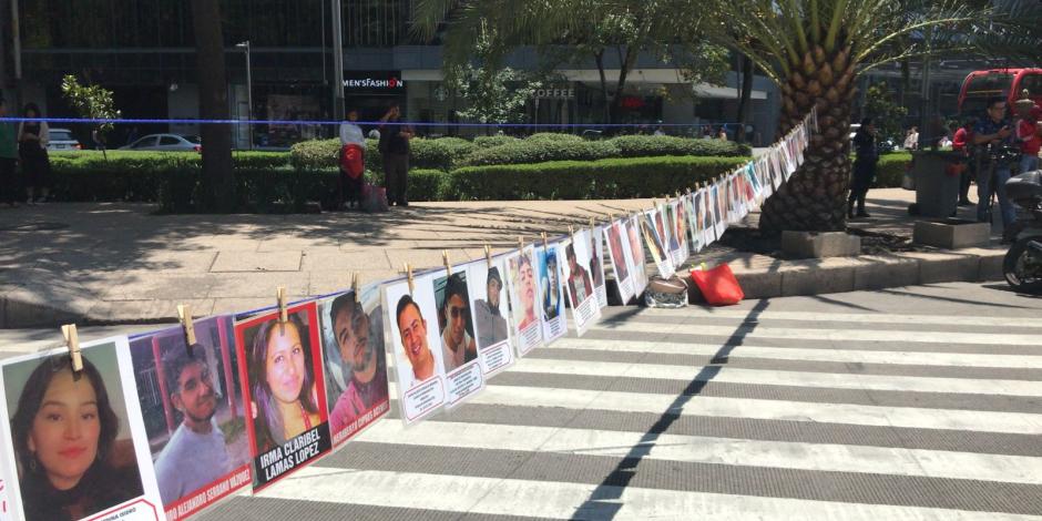 Tendedero con fotografías de personas desaparecidas en la Glorieta de los Desaparecidos, ubicada en Paseo de la Reforma.