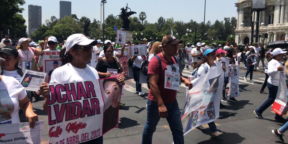 Colectivos de personas desaparecidas marchan en CDMX por el Día Internacional de las Víctimas de Desaparición Forzada.