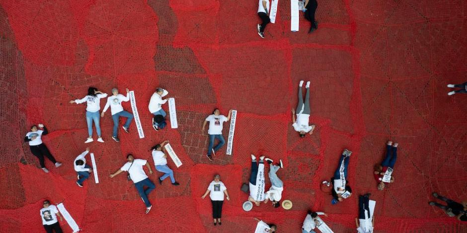 En la capital de Zacatecas, familiares de desaparecidos realizaron un performance sobre mallas de plástico de color rojo, para visibilizar el fenómeno, ayer.