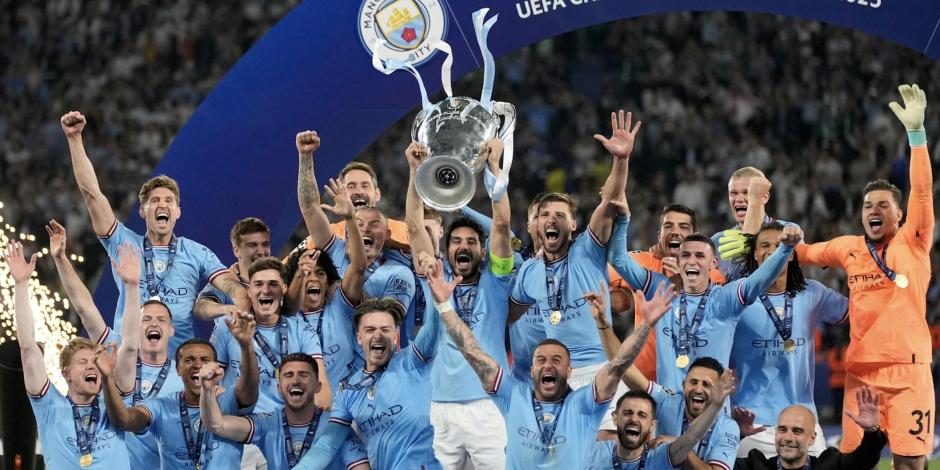 Futbolistas del Manchester City celebran su primer título de Champions League la temporada pasada en Turquía.