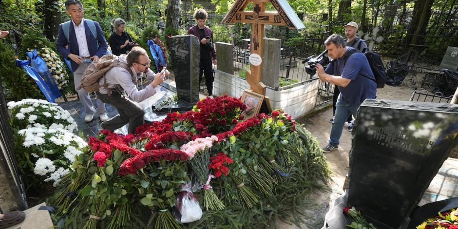 Simpatizantes y periodistas visitan la tumba del líder mercenario en San Petersburgo, ayer.