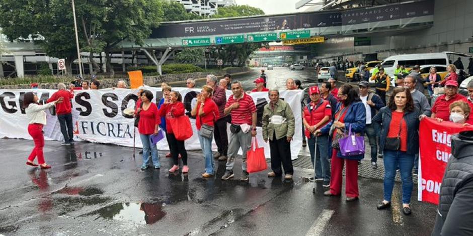 Manifestantes defraudados de Ficrea paralizan acceso a Terminal 1 del AICM