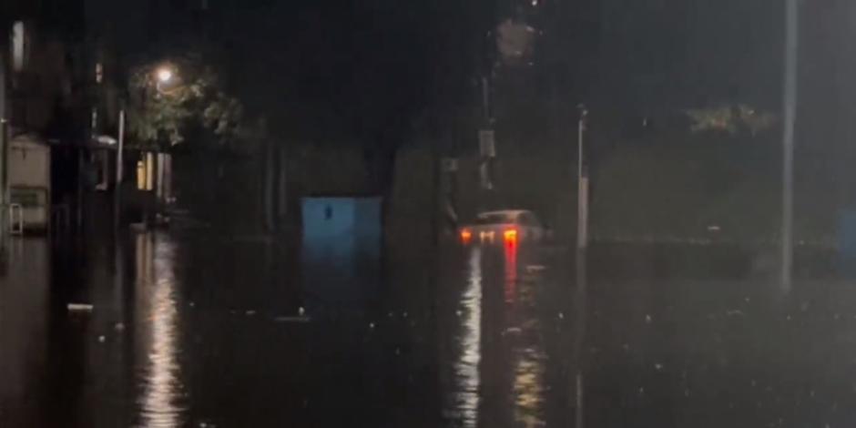 Inundaciones en Naucalpan dejan calles afectadas, carros varados y árboles caídos.