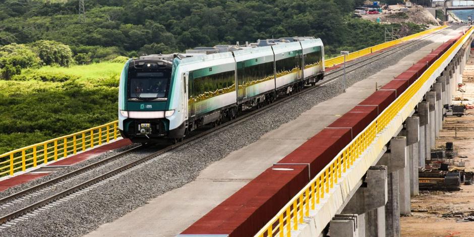 El presidente Andrés Manuel López Obrador visitó la estación del Tren Maya en Campeche, donde se realizó las primeras pruebas de la locomotora del tramo dos hasta la estación de Mérida.