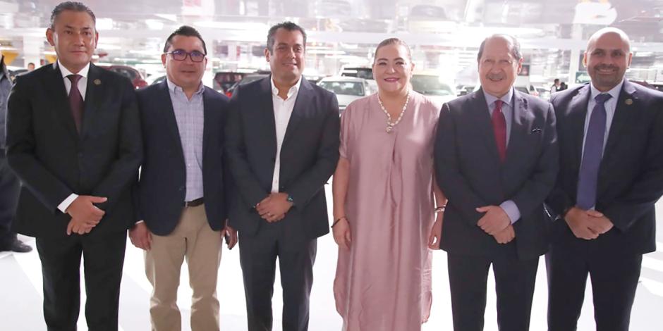 La Consejera Presidenta del INE con representantes  de fuerzas políticas, en San Lázaro, ayer.