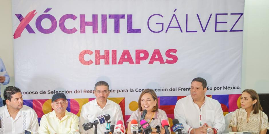 Xóchitl Gálvez (centro) en conferencia de prensa.