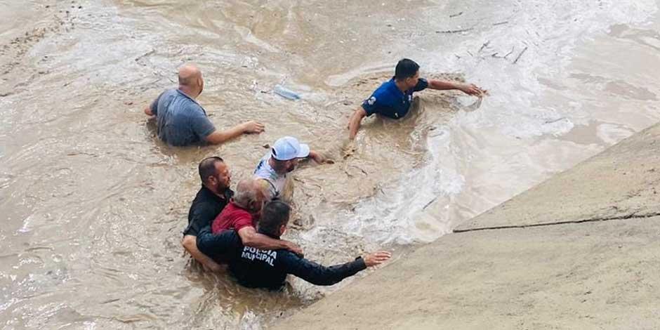 Rescatan con vida a un hombre de 90 años que fue arrastrado por arroyo en La Paz, en Baja California Sur