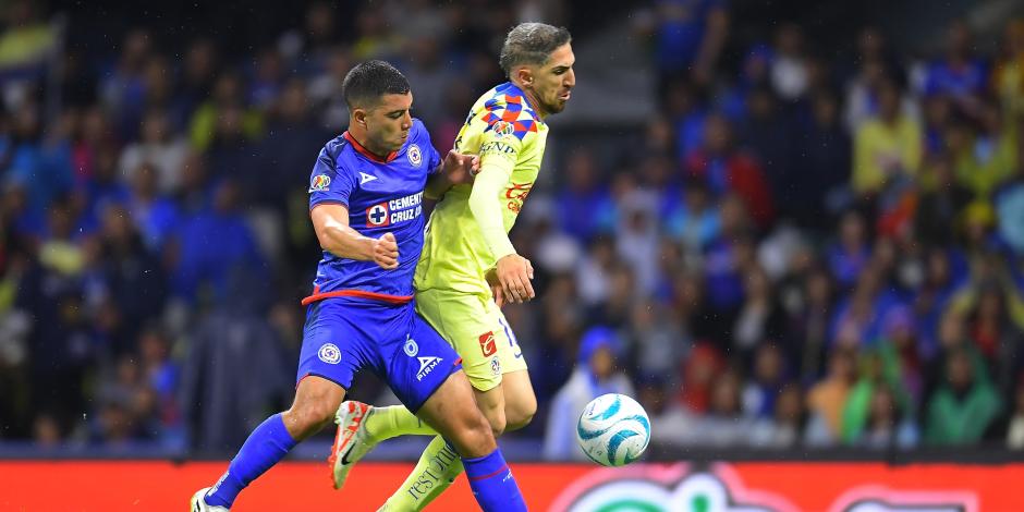 Erik Lira intenta quitarle el balón a Diego Valdés durante el clásico joven entre Cruz Azul y América.