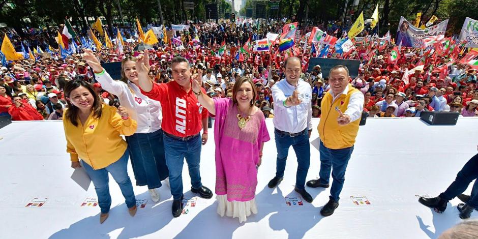 Xóchitl Gálvez, acompañada de los dirigentes nacionales del PAN, PRI y PRD.