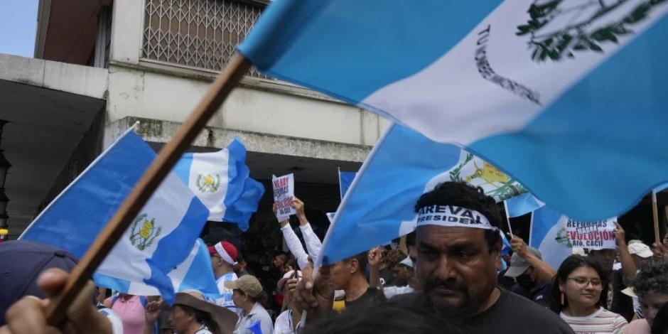 Los manifestantes protestan contra las acciones legales tomadas por la Fiscalía General contra el partido Movimiento Semilla y el presidente electo Bernardo Arévalo en la Ciudad de Guatemala, el sábado 2 de septiembre de 2023.