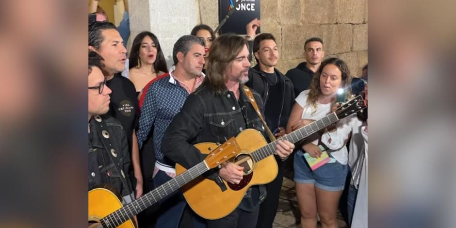 Juanes sorprende a fans con concierto desde un hotel.