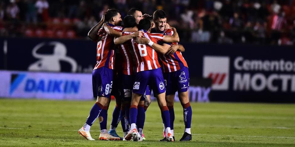 Futbolistas del Atlético de San Luis festejan su triunfo sobre el Atlas en el cierre de la Fecha 7 de la Liga MX.