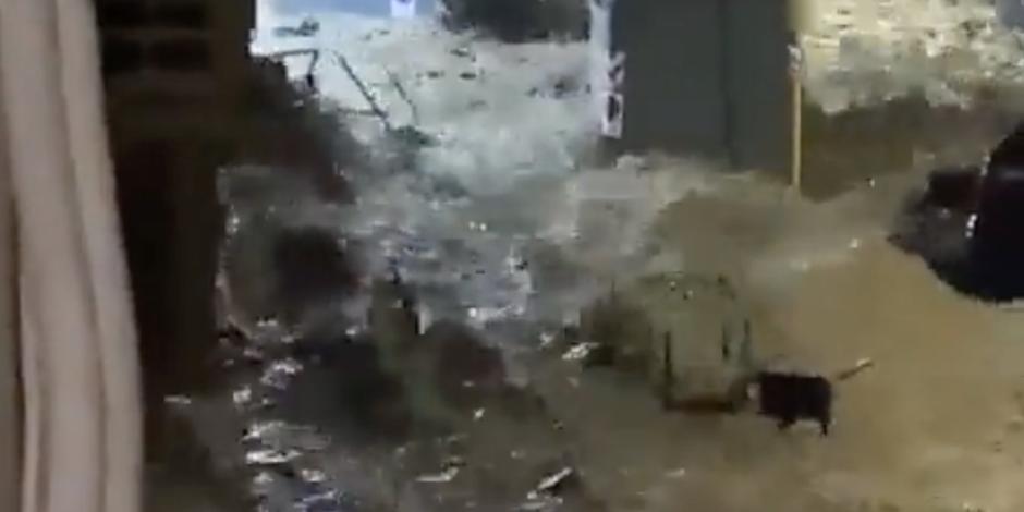 Las fuertes inundaciones arrasan con los contenedores de basura en calles de la capital española, ayer.