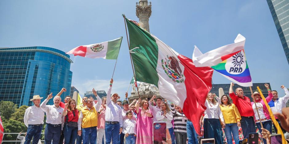 Xóchitl Gálvez se convirtió de manera oficial en la representante del Frente Amplio por México, estuvo acompañada por las dirigencias del PRI, PAN y PRD.