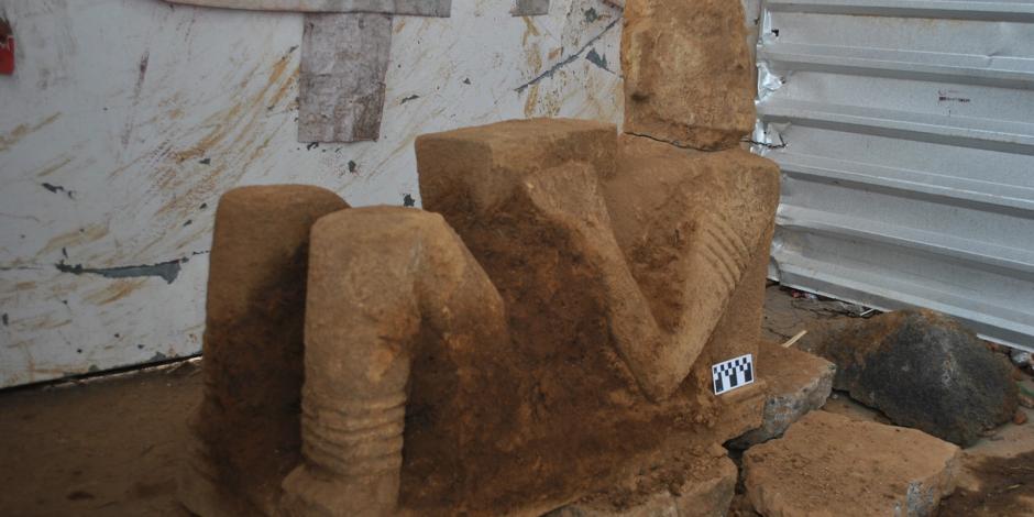 Por primera vez en Pátzcuaro, Michoacán, arqueólogos del INAH encuentran escultura de Chac Mool; pesa 200 kilos.