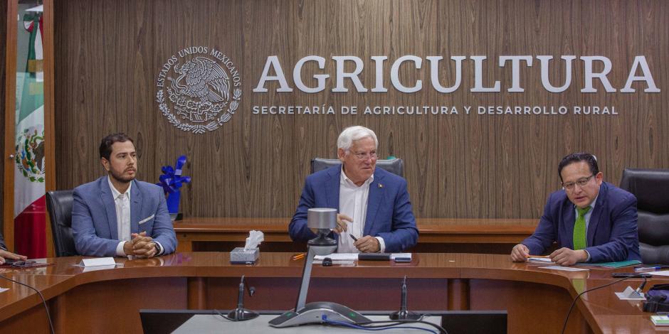 Víctor Villalobos Arámbula (centro), secretario de Agricultura y Desarrollo Rural.