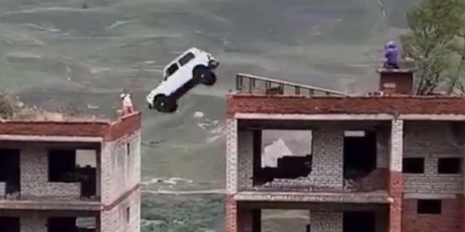 Un hombre de nacionalidad rusa intentó saltar de un edificio a otro con un vehículo.