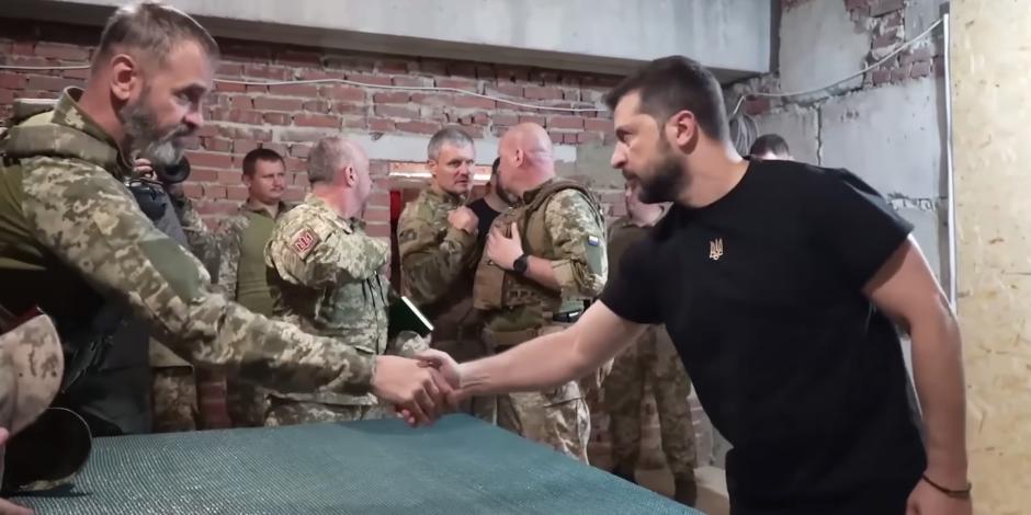 Volodimir Zelenski saluda a fuerzas armadas en Donbás, ayer.