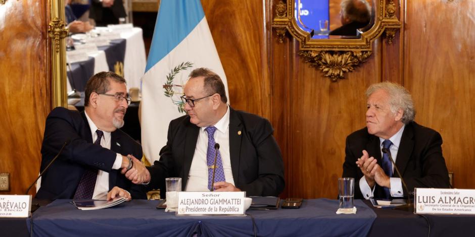 El presidente electo (izq.), Bernardo Arévalo, saluda al actual mandatario, Alejandro Giammattei, en su primera reunión ante el líder de la OEA, ayer.