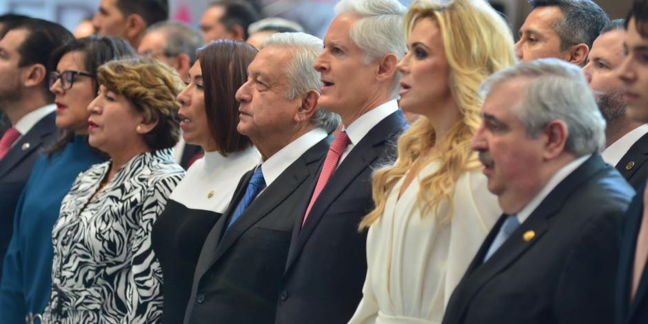 El Presidente con el gobernador Alfredo Del Mazo (al centro), la esposa de éste (der.) y la gobernadora electa, Delfina Gómez (izq.), ayer.
