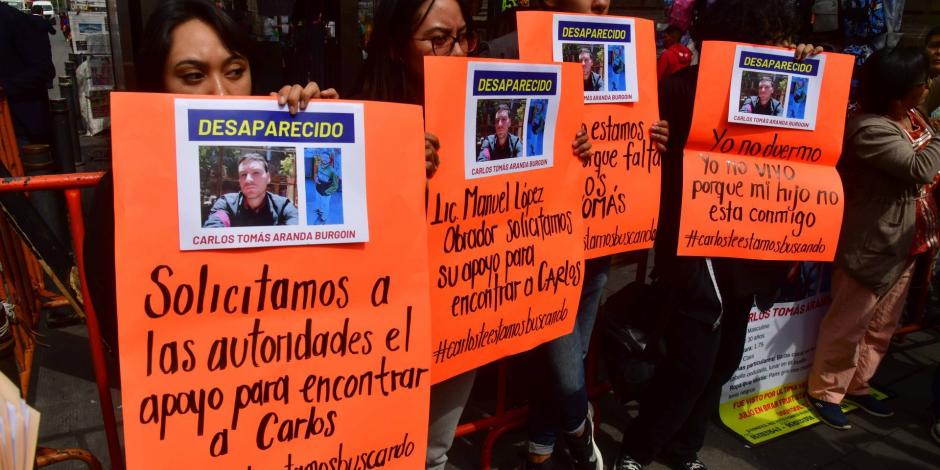Manifestación de familiares de Carlos Aranda, quienes exigen claridad en la identificación del cuerpo.