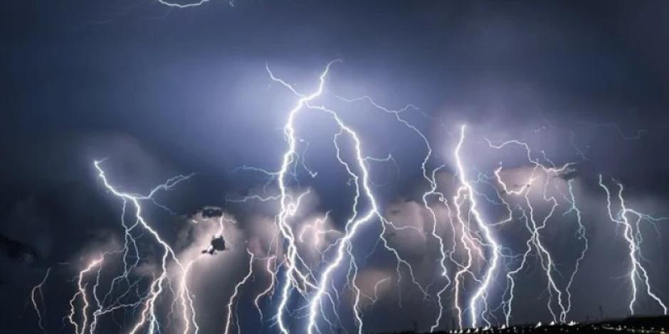 Caen 61 mil rayos por tormenta eléctrica en India; suman 12 muertos.