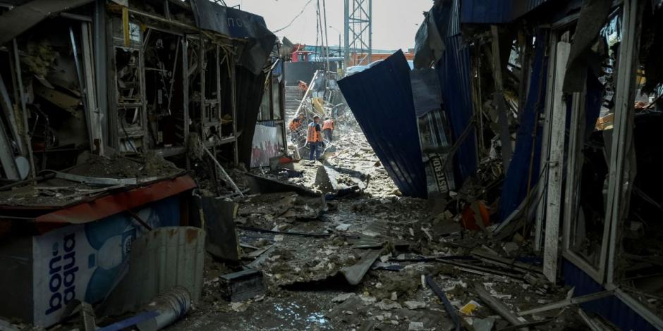 Trabajadores comunales limpian en el lugar de una zona destruida durante un ataque militar ruso, en medio del ataque de Rusia a Ucrania, en Dnipro, Ucrania 24 de agosto 2023.