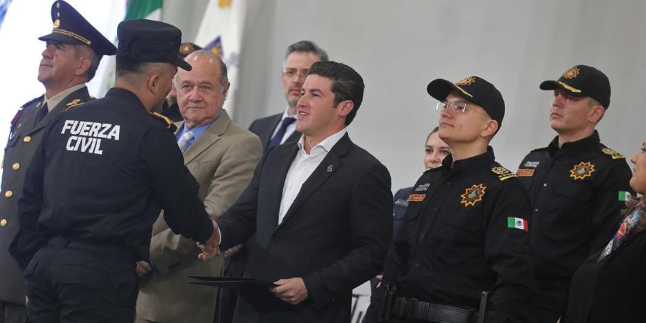 Samuel García honra a elementos de Fuerza Civil en el día del policía.