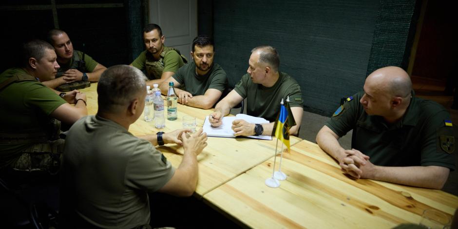 El líder defensor, Volodimir Zelenski, en un diálogo con comandantes en Donbás.
