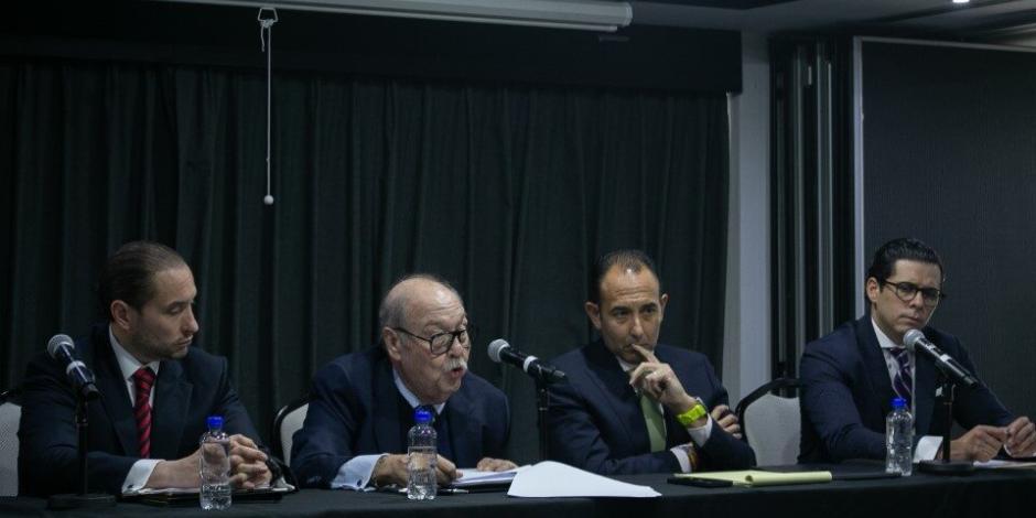 El abogado Coello Trejo (segundo de izq. a der.) junto a su equipo tras conferencia de prensa.