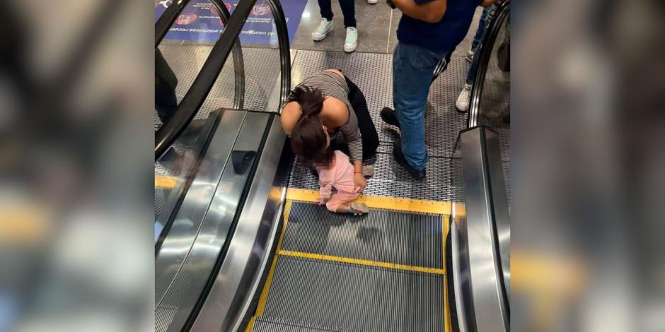 Niña de 2 años queda prensada en escaleras eléctricas de centro comercial por  descuido de su madre.