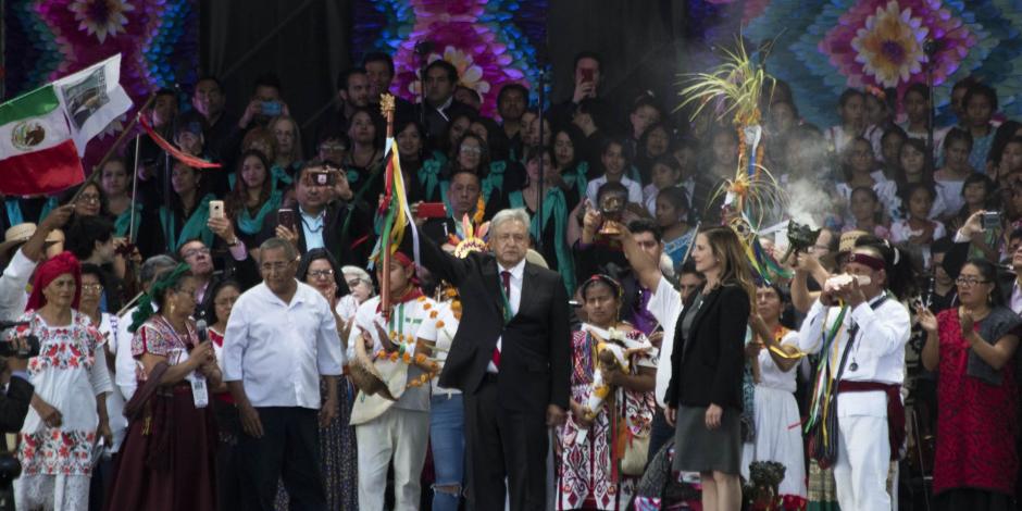 Andrés Manuel López Obrador, Presidente Constitucional de México, durante una ceremonia de pueblos originarios para limpiarlo y darle buena energía al su inicio de mandato.