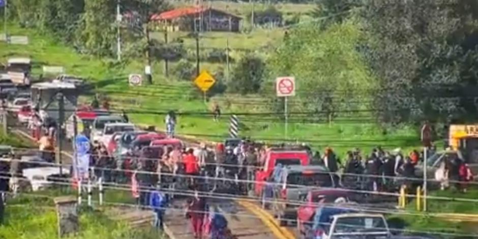 Manifestantes cierran la carretera federal México-Cuernavaca por cobros excesivos y cortes de luz.