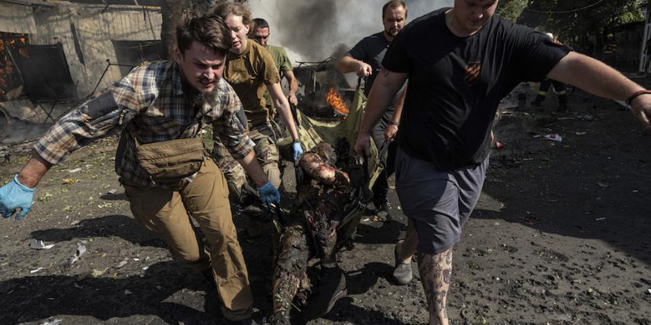 Paramédicos cargan a uno de los heridos tras el incendio provocado por Moscú, ayer.