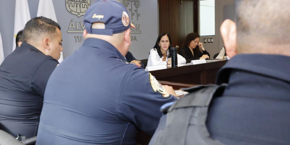 La alcaldesa Lía Limón con mandos policiales.