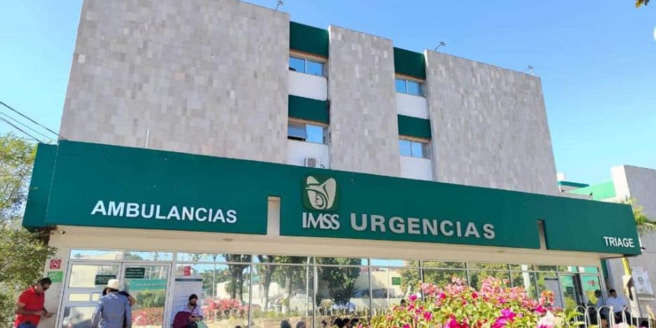 Familiares y amigos de la víctima acudieron ayer al Hospital General del IMSS de Culiacán, en donde falleció el joven.