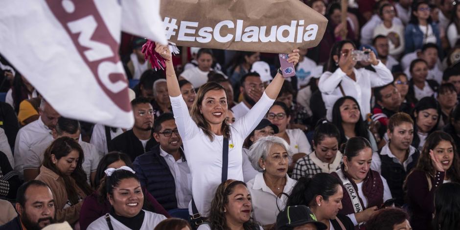 Simpatizantes de Claudia Sheinbaum, en una asamblea informativa de la aspirante en Texcoco (izq), en agosto pasado; seguidores de Xóchitl Gálvez, en una marcha para mostrar su apoyo a la abanderada del Frente, en Morelos (der.), el domingo pasado.
