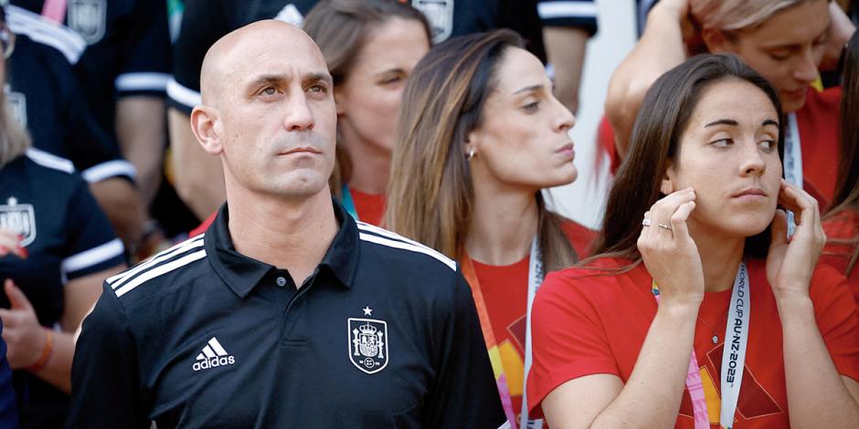 El dirigente, junto a las jugadoras de La Roja en el Palacio de la Moncloa, el pasado agosto.