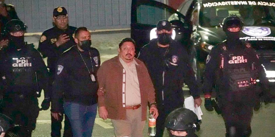El fiscal del estado de Morelos, Uriel Carmona  (centro), fue liberado y nuevamente detenido al salir del Reclusorio Sur, el pasado primero de septiembre.