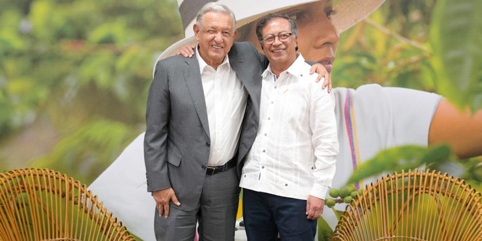 Gustavo Petro (der.) recibió en Cali al Presidente López Obrador (izq.), ayer.