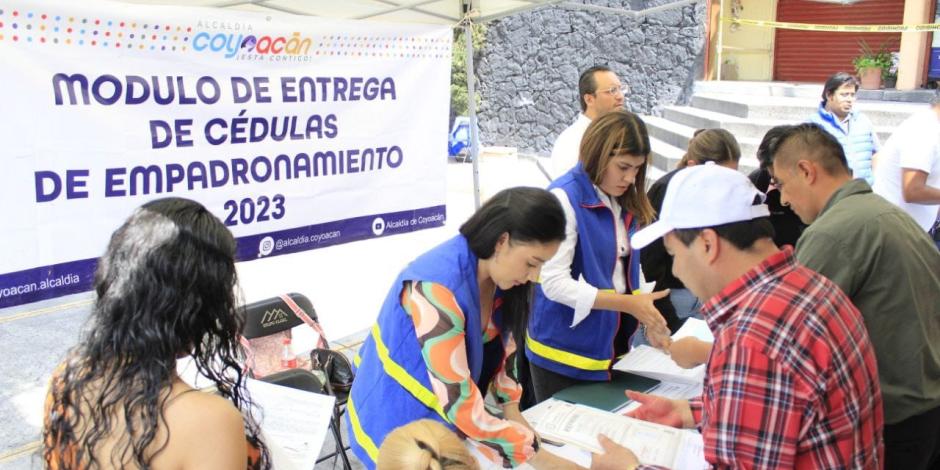 Locatarios y representantes del mercado Ajusco Moctezuma celebran la entrega de cámaras de seguridad y servicios mejorados en el emblemático mercado de 54 años de tradición en Coyoacán.