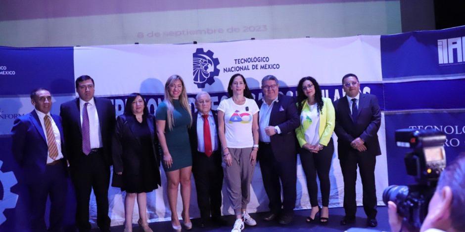 La Alcaldesa en Álvaro Obregón con alumnas y alumnos graduados del Tecnológico Nacional de México.