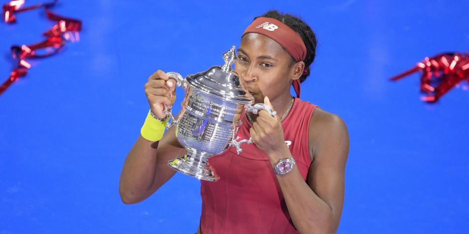 Coco Gauff besa el trofeo que la acredita como campeona del US Open.
