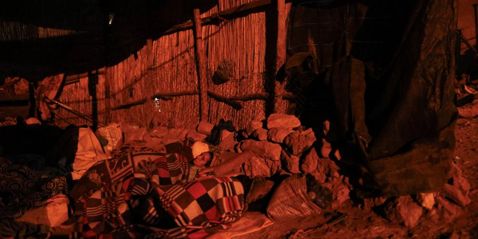 Residentes descansan en la calle en la aldea de Moulay Brahim, en la provincia de Al Haouz, tras un potente terremoto en Marruecos, el 9 de septiembre de 2023.