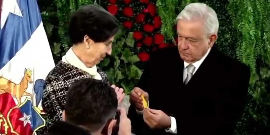 AMLO otorga Orden del Águila Azteca a Isabel Allende, hija de Salvador Allende